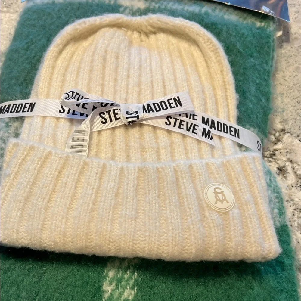 NWT Steve Madden Green and White Winter Set Hat and Scarf